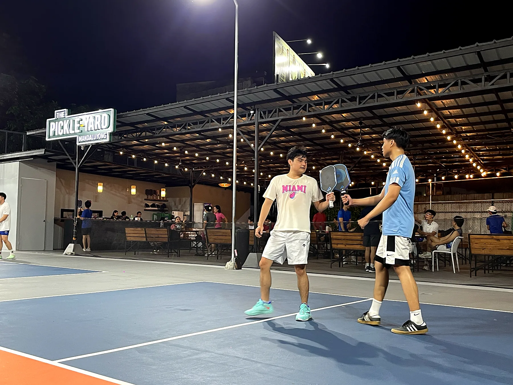 Two players talking between games at an evening open play