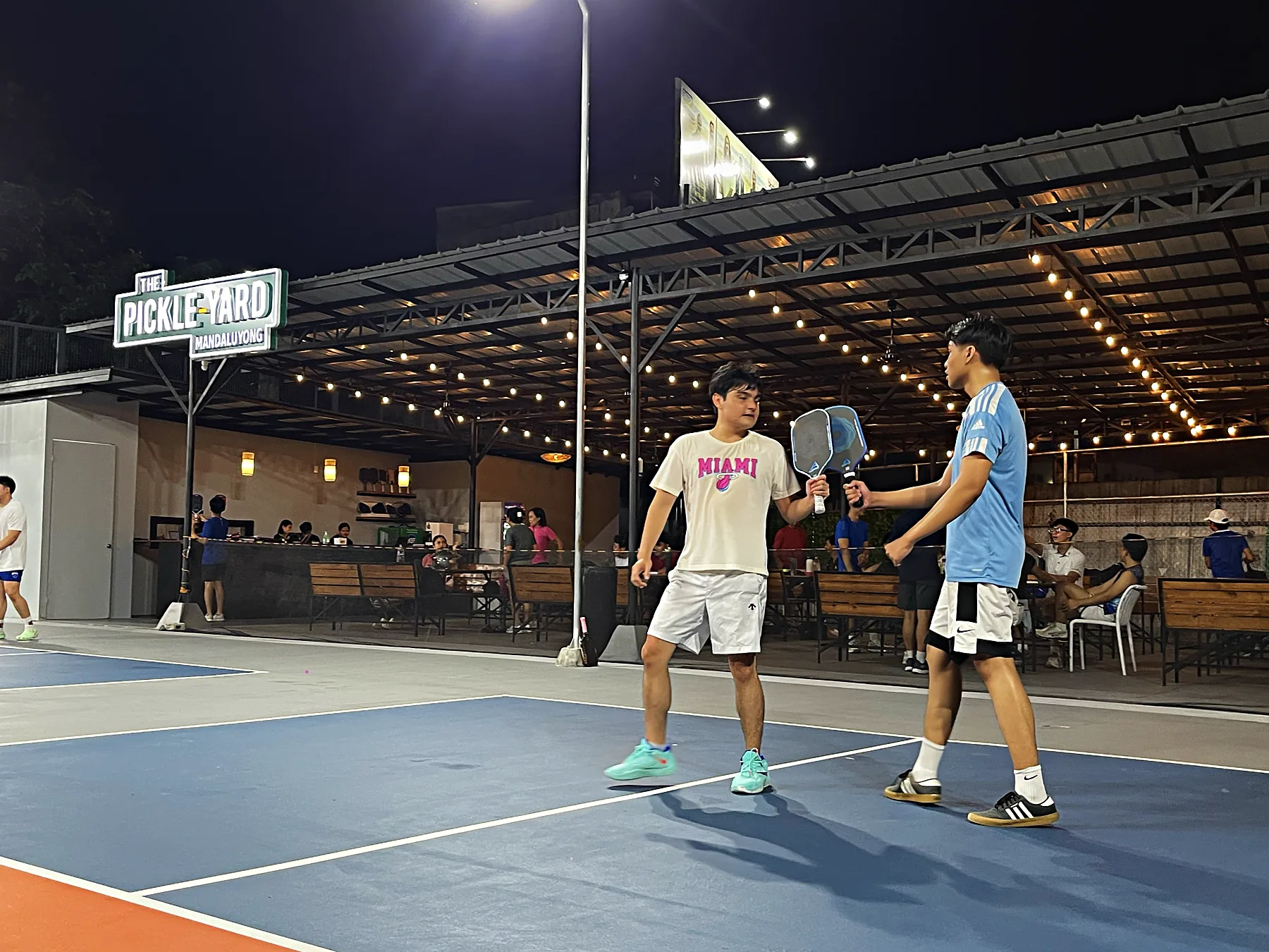 Two players talking between games at an evening open play
